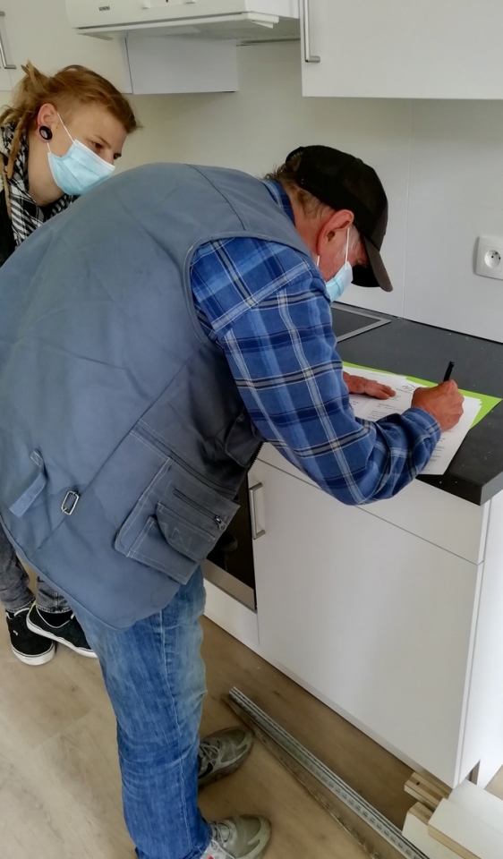 Patient homme qui signe un bail locatif
